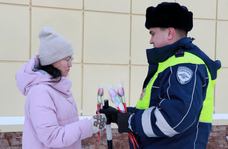 На полуострове Таймыр полицейские и общественники подарили представительницам прекрасного пола весенние подарки
