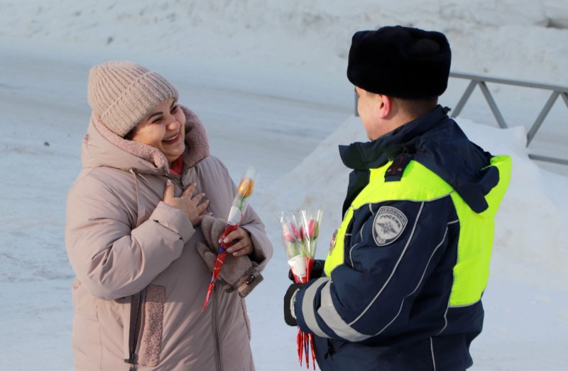 На полуострове Таймыр полицейские и общественники подарили представительницам прекрасного пола весенние подарки